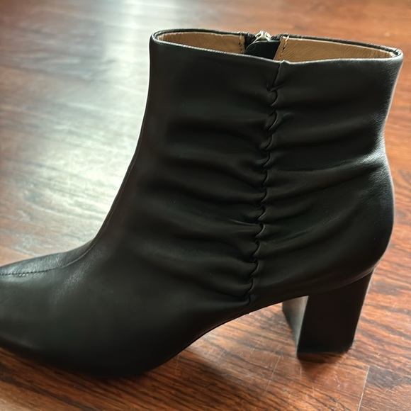 Black leather booties with ruched detail. Size 6.5 - Picture 4 of 5